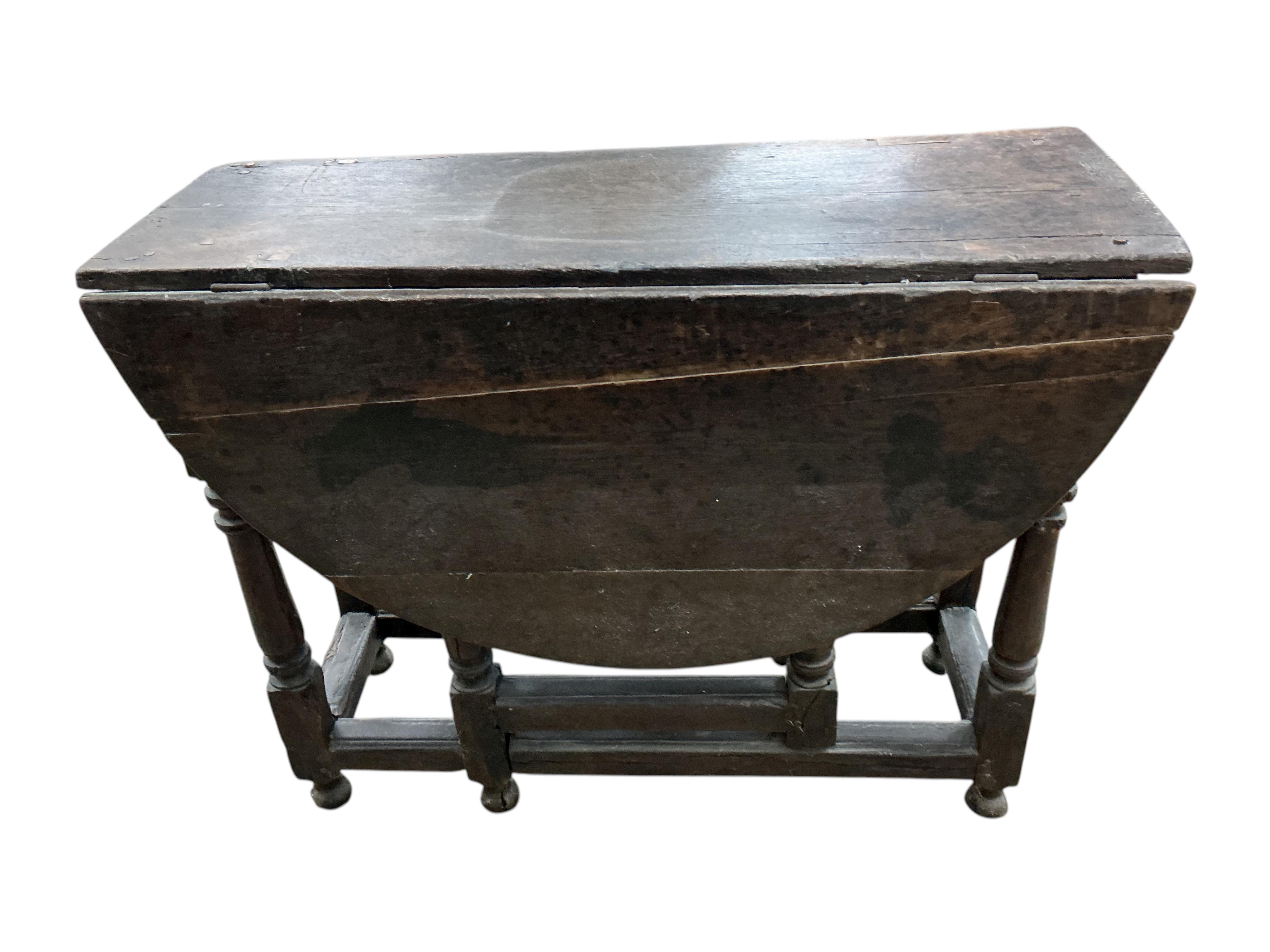 A late 17th / early 18th century oak gateleg table, width 100cm, depth 38cm, height 77cm